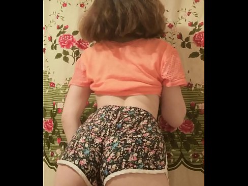 ❤️ 性感的年轻宝贝在镜头前脱下她的短裤 ☑ Porno❤