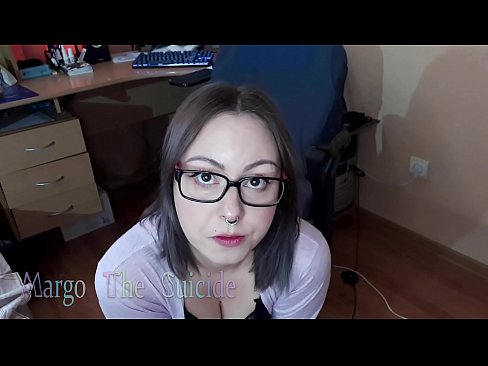 ❤️ 性感的眼镜女孩在镜头前深深地吸吮假阳具 ☑ Porno❤
