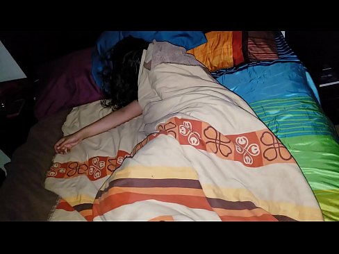❤️ 继子在年轻的继母睡觉时责骂她 ☑ Porno❤